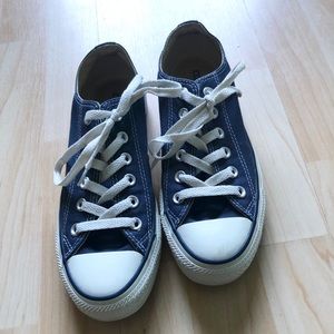 LIGHTLY Worn Navy blue Converse